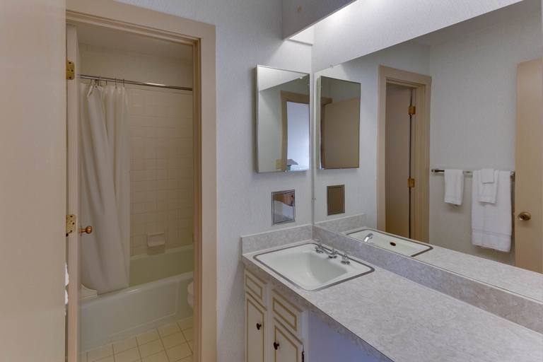 Bathroom 4, Stony Court at Bryce Mountain by Coolvacay, Shenandoah