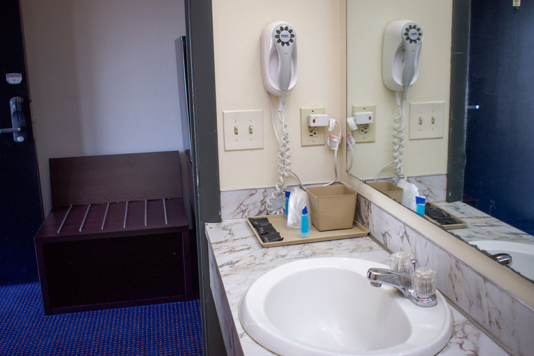 Bathroom 3, Travel Inn, Washington