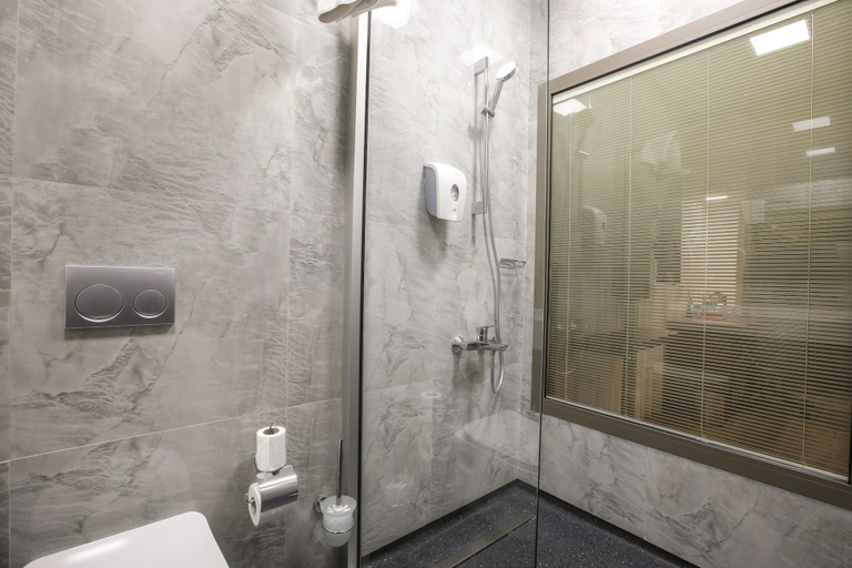 Bathroom 5, Doubletree by Hilton Izmir Karsiyaka, Karşıyaka