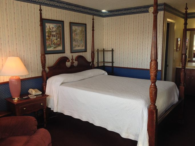 Bedroom 5, Warrick Plaza Inn, Hale