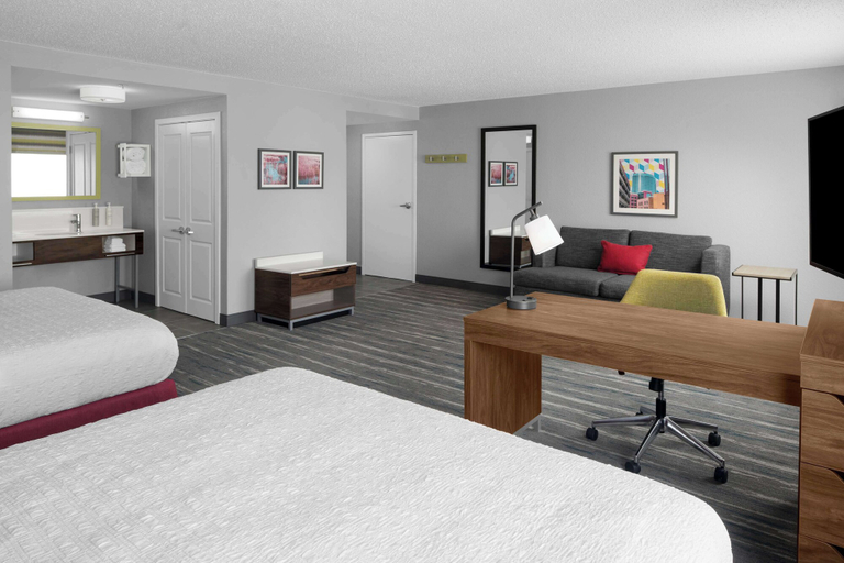 Bedroom 2, Hampton Inn & Suites Grand Rapids-Airport 28th St, Kent