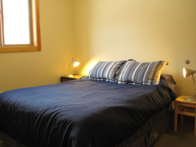 Bedroom, Mountain Town Properties Aladar's Guest Cabin, Kootenay Boundary