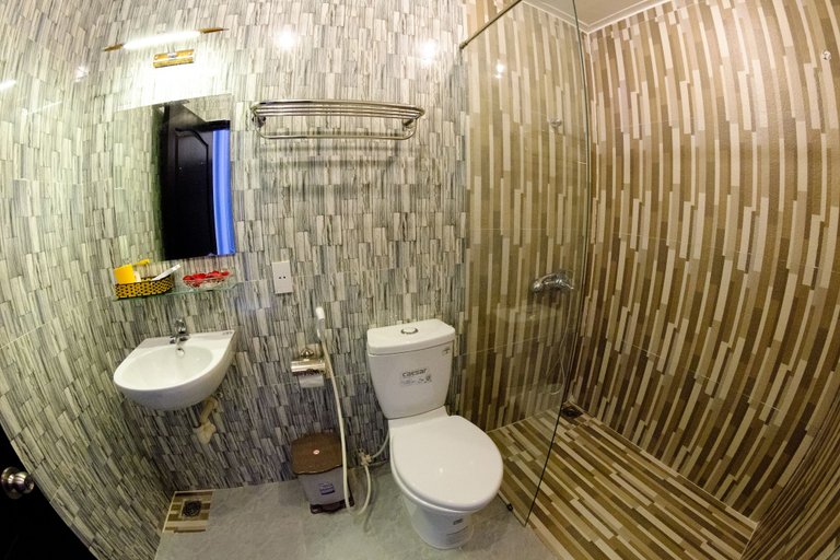 Bathroom 3, Da Nang Center Hotel, Da Nang