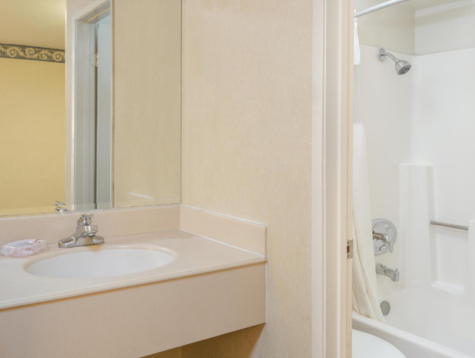 Bathroom 3, Travelodge by Wyndham San Clemente Beach, Orange