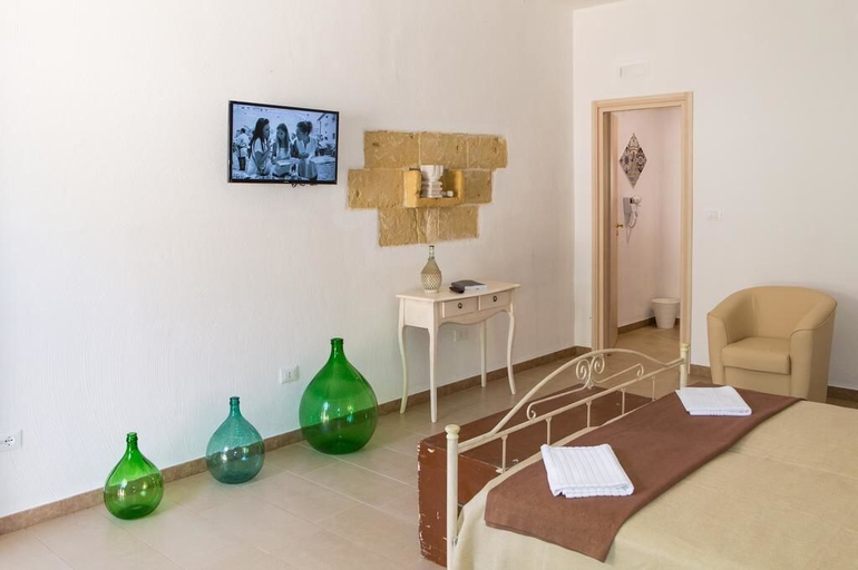 Bedroom 4, Hotel Reverse, Brindisi