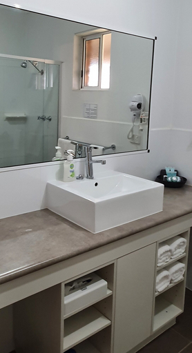 Bathroom 4, Centrepoint Motel, Deniliquin