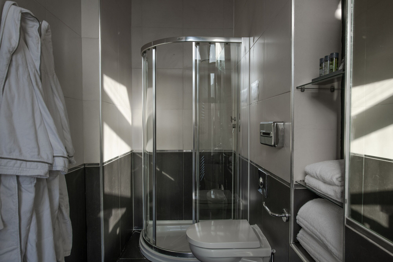 Bathroom 3, 62 Castle Street, Sefton
