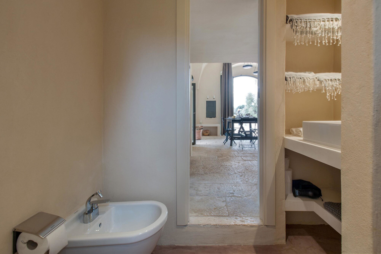Bathroom 4, Casale Cimino, Brindisi