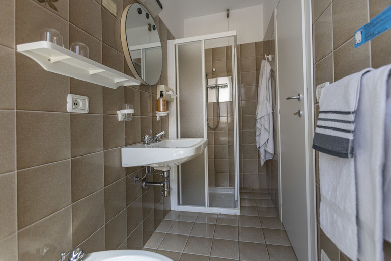 Bathroom 3, Hotel Aurora, Verona