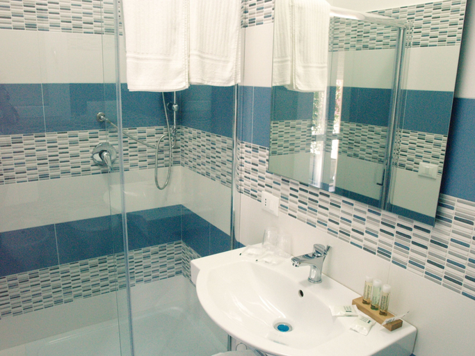 Bathroom 5, Residence Le Isole, Trapani