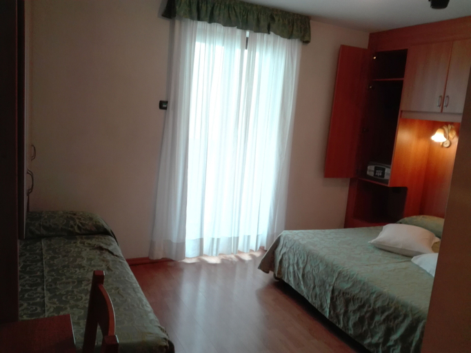 Bedroom 3, Hotel Denny, Trento