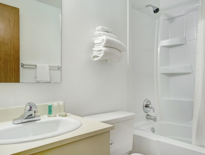 Bathroom 4, Super 8 By Wyndham Chaska, Carver