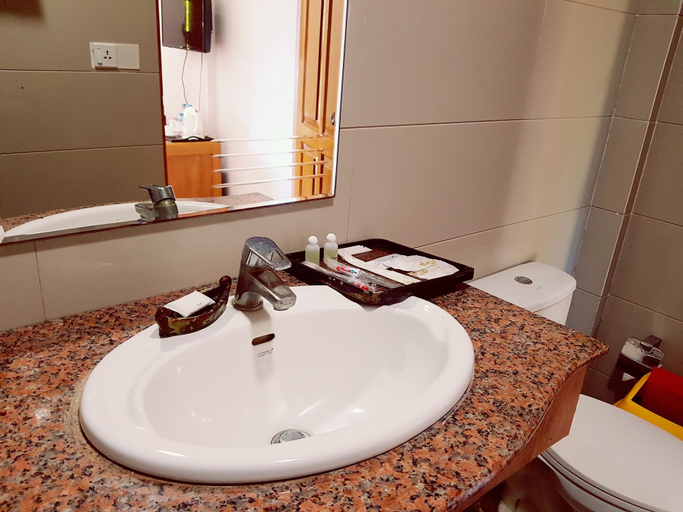 Bathroom 3, Manisanda Hotel, Myingyan