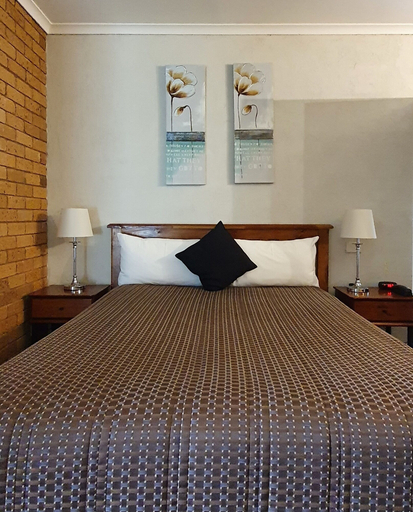 Bedroom 2, Centrepoint Motel, Deniliquin