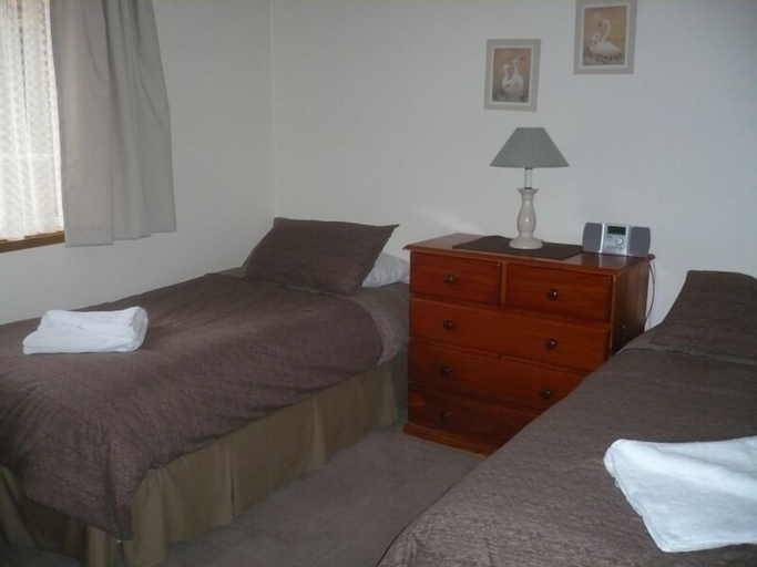 Bedroom 2, Parklake Holiday Units, Corowa