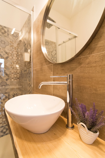 Bathroom 4, RAUDINO ROOMS, Syracuse