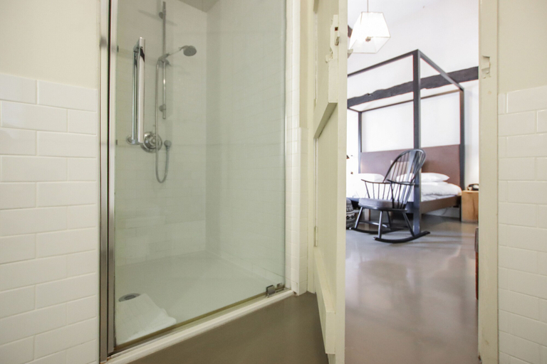 Bathroom 3, The Crown, Buckinghamshire