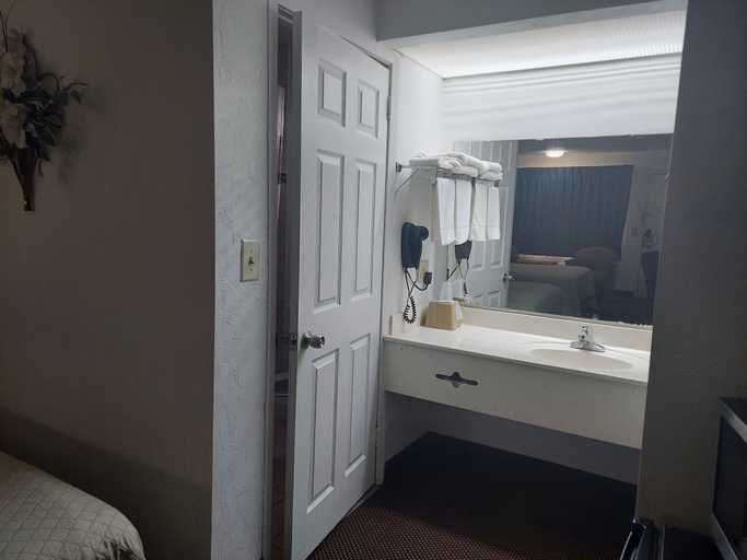 Bathroom 4, Driftwood Inn, Columbia