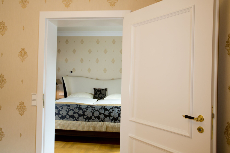 Bedroom 3, Mokni's Palais Hotel & Spa, Calw