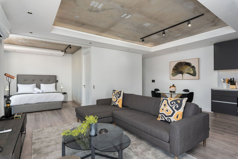 Others 5, The Signature 413, City of Cape Town
