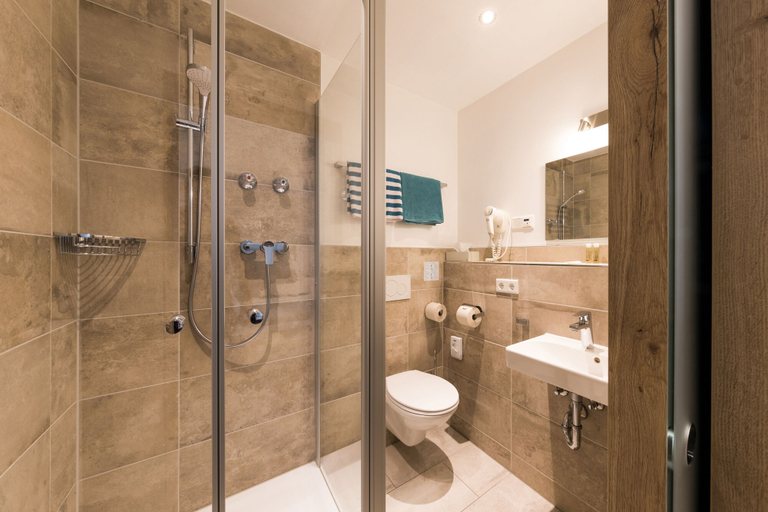 Bathroom 4, Hotel Bauer garni, Ingolstadt
