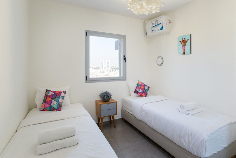 Bedroom 3, Deluxe & Terrace with City Overview by FeelHome