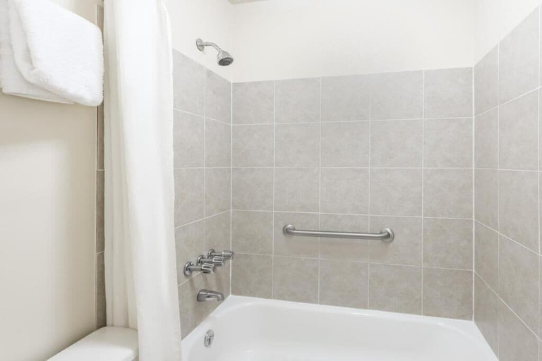Bathroom 4, Super 8 By Wyndham Gadsden Al, Etowah