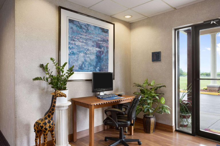 Public Area, Days Inn by Wyndham Middletown, Warren