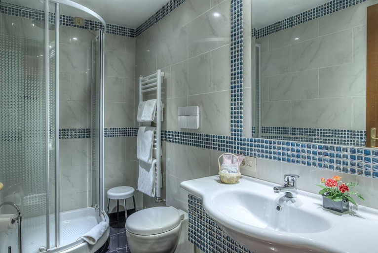 Bathroom 4, Hotel Caracciolo, Rome