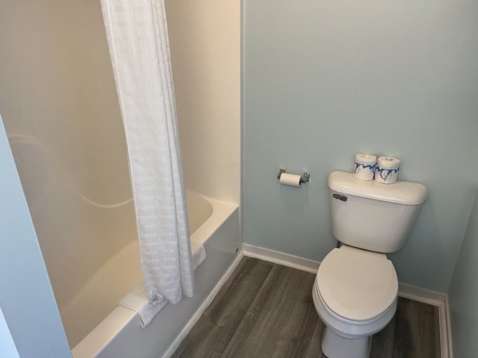 Bathroom 5, Crows Nest Inn Tawas, Lake Hurron