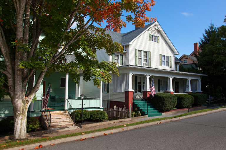Exterior & Views 2, The Guest House Inn on Courthouse Square, Summers