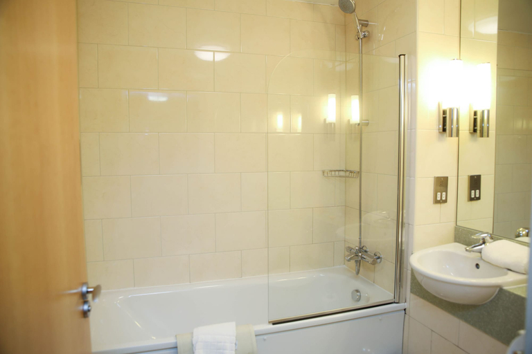 Bathroom 4, Shendish Manor Hotel & Golf Course, Hertfordshire