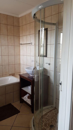 Bathroom 4, Tsessebe Guesthouse, Mangaung