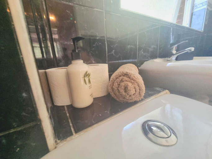 Bathroom 3, London Home with Beautiful Greenery, London