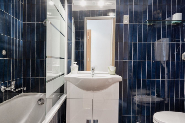 Bathroom 2, Porta Nuova & Valentino Apartment, Torino
