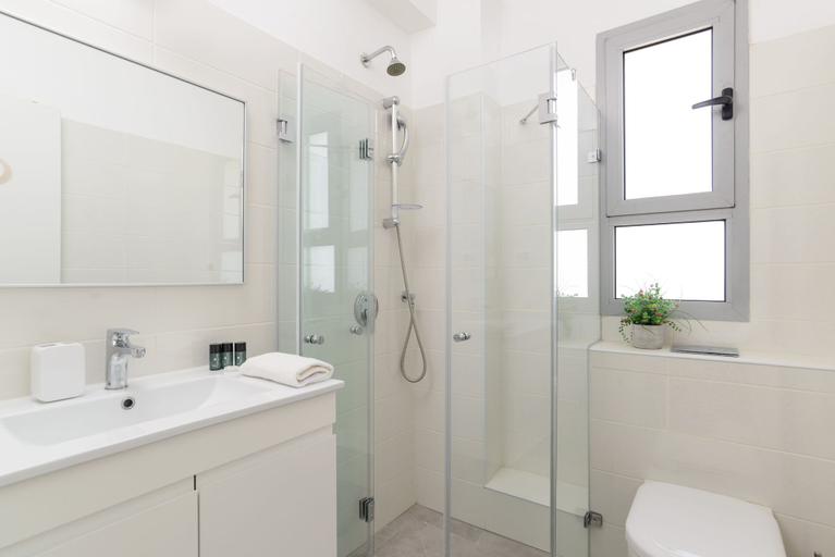 Bathroom 4, Deluxe & Terrace with City Overview by FeelHome