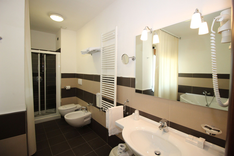 Bathroom 5, Hotel Majesty, Bari