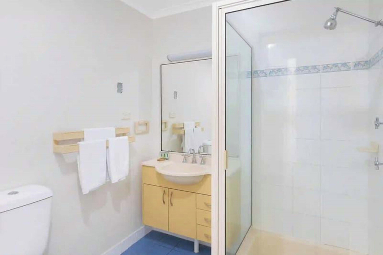 Bathroom 4, Reflections Hawks Nest - Holiday Park, Great Lakes