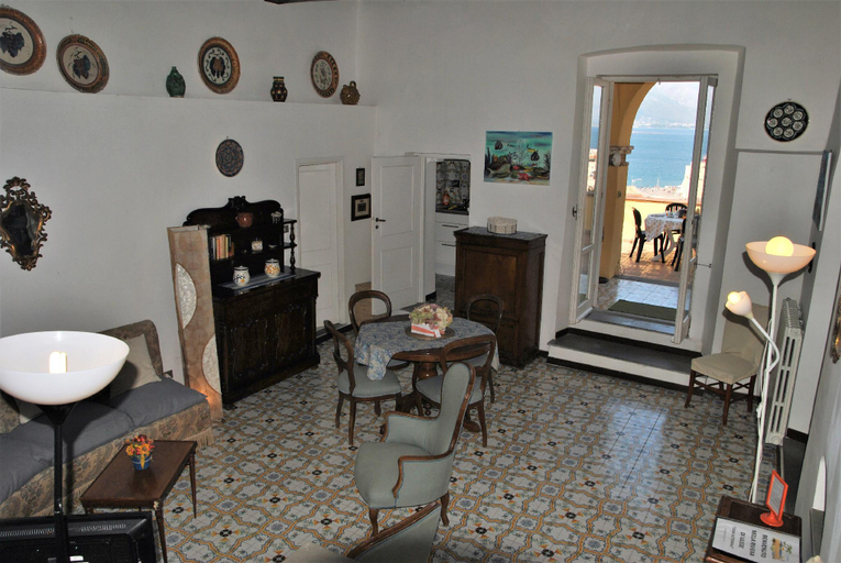 Others 4, Appartment for 6 persons, Latina
