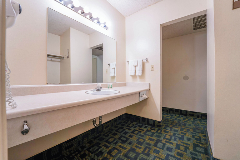 Bathroom 5, Royal Plaza Inn Indio, Riverside