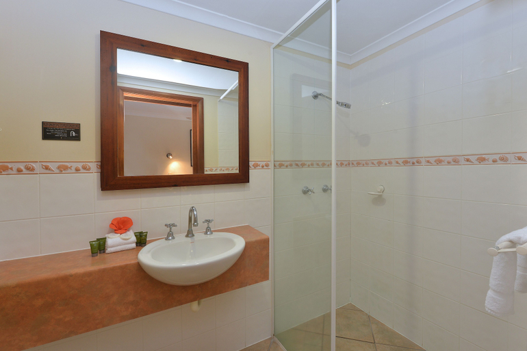 Bathroom 4, Seascape Holidays- Hibiscus Apartment, Douglas