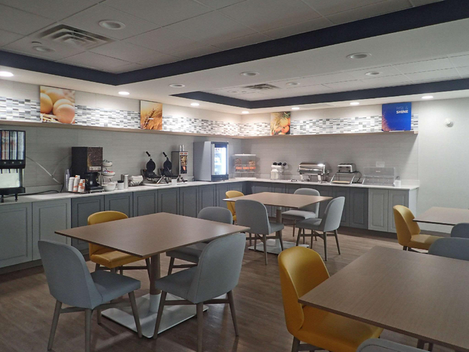 Food & Drinks 5, Comfort Inn & Suites Hampton near Coliseum, Hampton