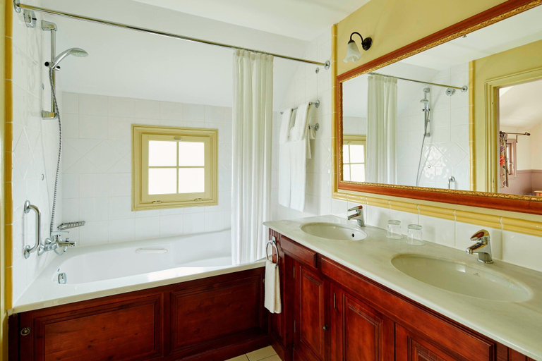 Bathroom 5, Marriott Village d'Ile-de-France, Seine-et-Marne