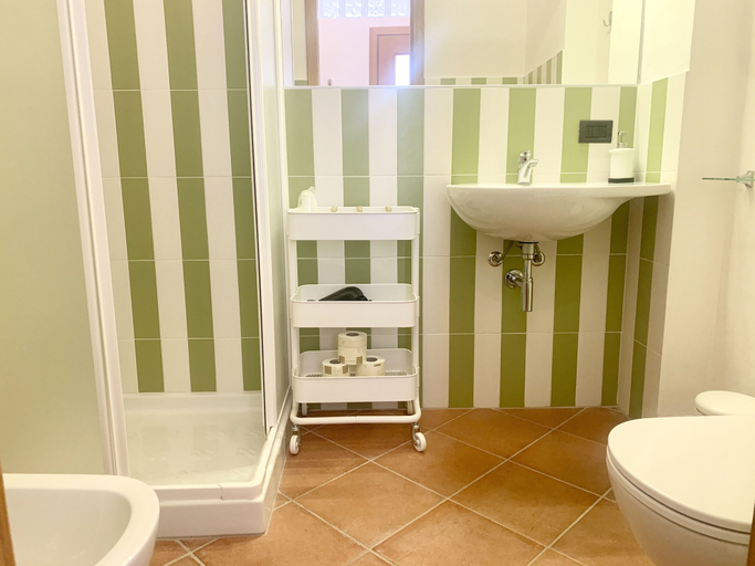 Bathroom, Magdalene Apt, Siena