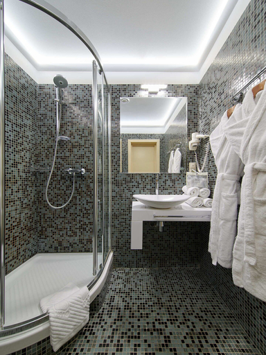 Bathroom 3, Blues Hotel, Western