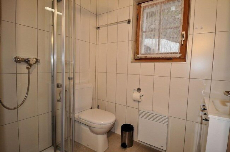 Bathroom, Laurin Mitte, Raron