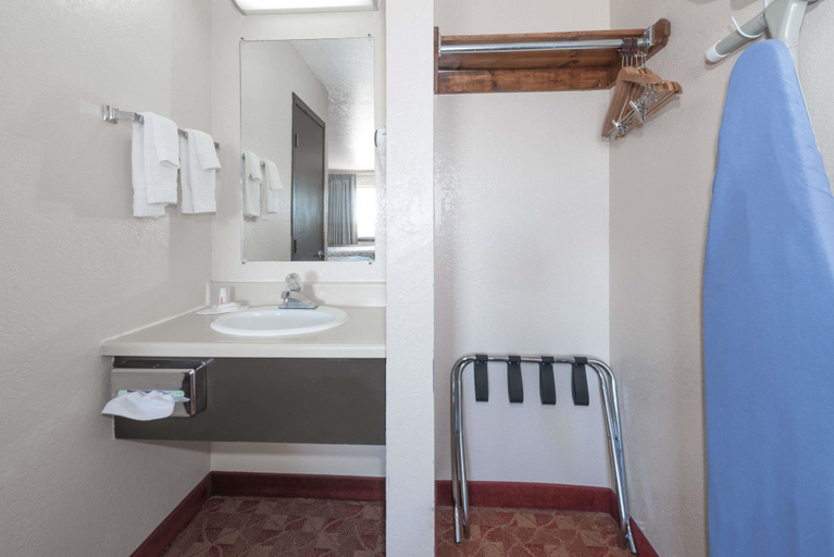 Bathroom 4, Days Inn by Wyndham Russell, Russell