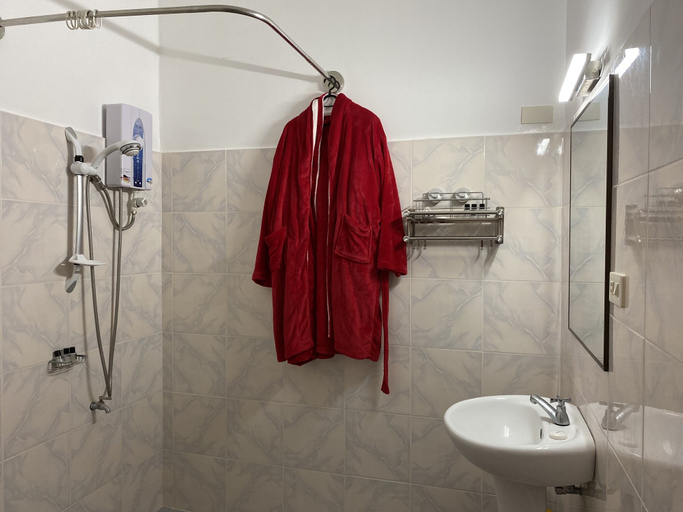 Bathroom 4, Tongatok Cliff Resort, Mambajao