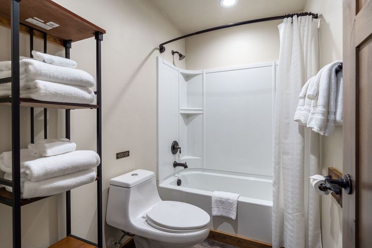Bathroom 3, The Adventure Inn Yellowstone, Gallatin