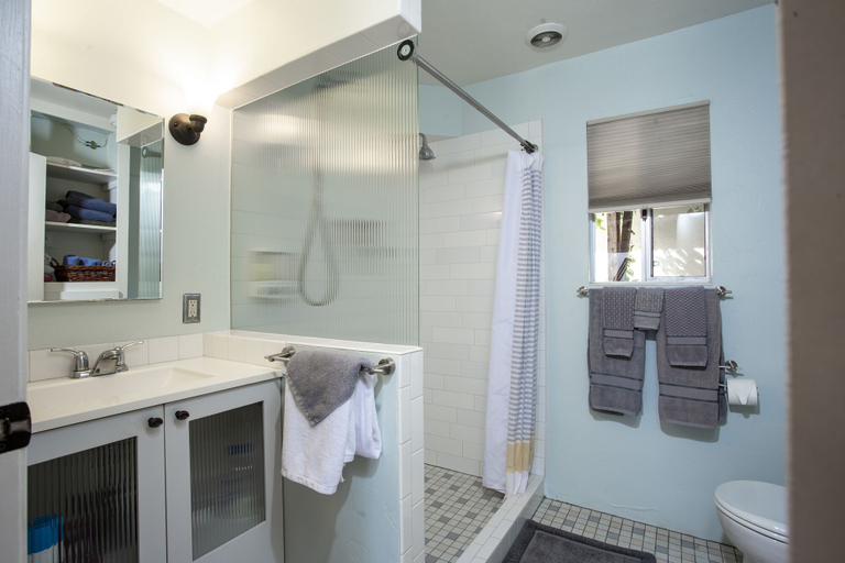 Bathroom, Eco Studio, San Diego